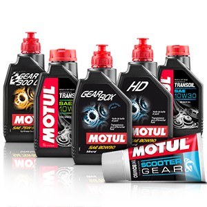 Mehrere Motul-Getriebeöle in schwarzen Flaschen mit roten Verschlüssen und Tuben.